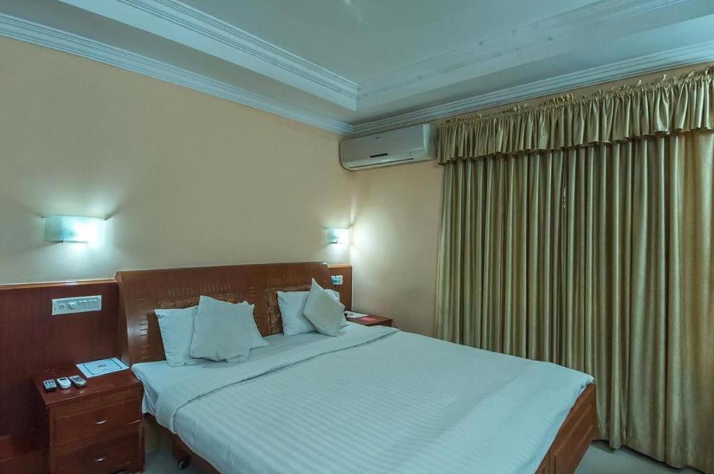 Kpm Regency Hotel Palakkad Luaran gambar